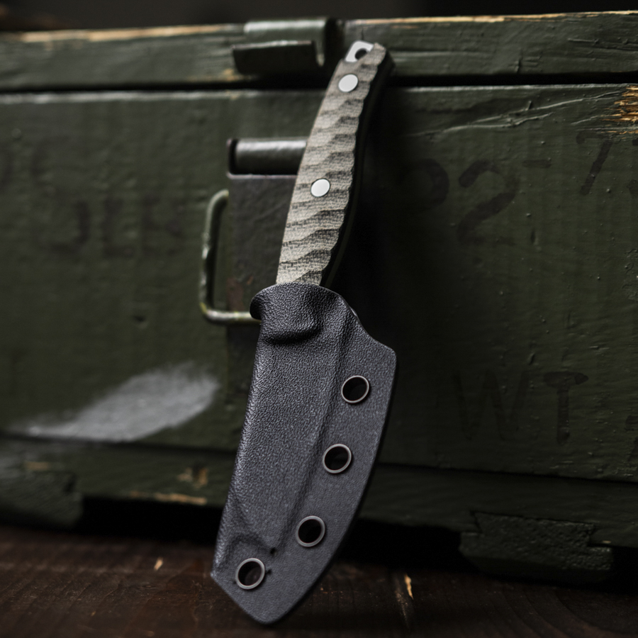 Sheepfoot-Klinge des Heidi #3 aus 14C28N Stahl mit dezentem Knife Lounge Logo