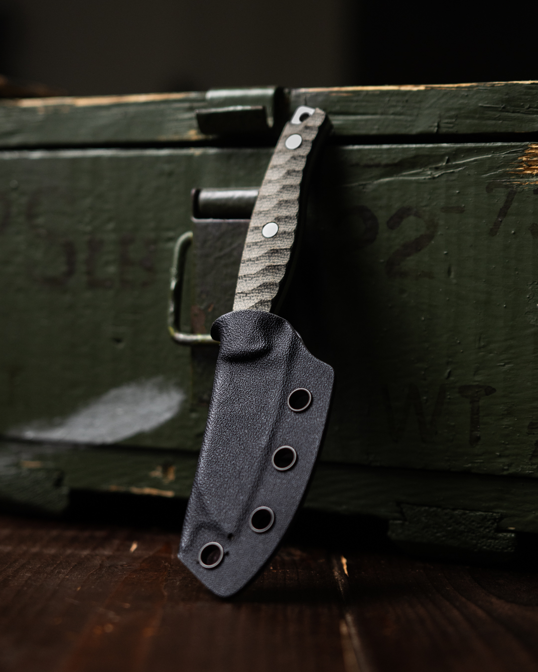 Bestech Knives Heidi Blacksmith 3 – Messer mit schwarzer Kydex-Scheide an Munitionskiste