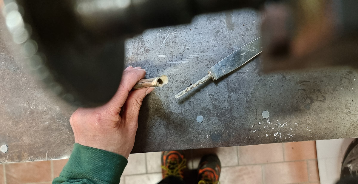 Innenansicht eines Silbermessergriffs mit altem Messerkit – Ursache für lockere Klinge