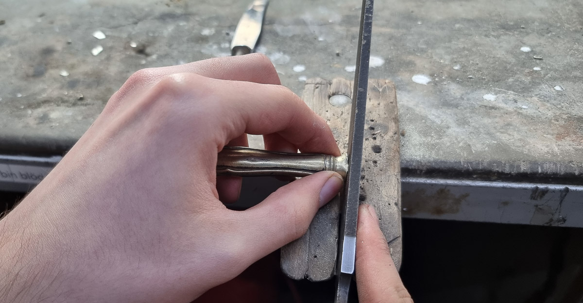 Klinge und Griff wird angepasst – Vorbereitung der Reparatur