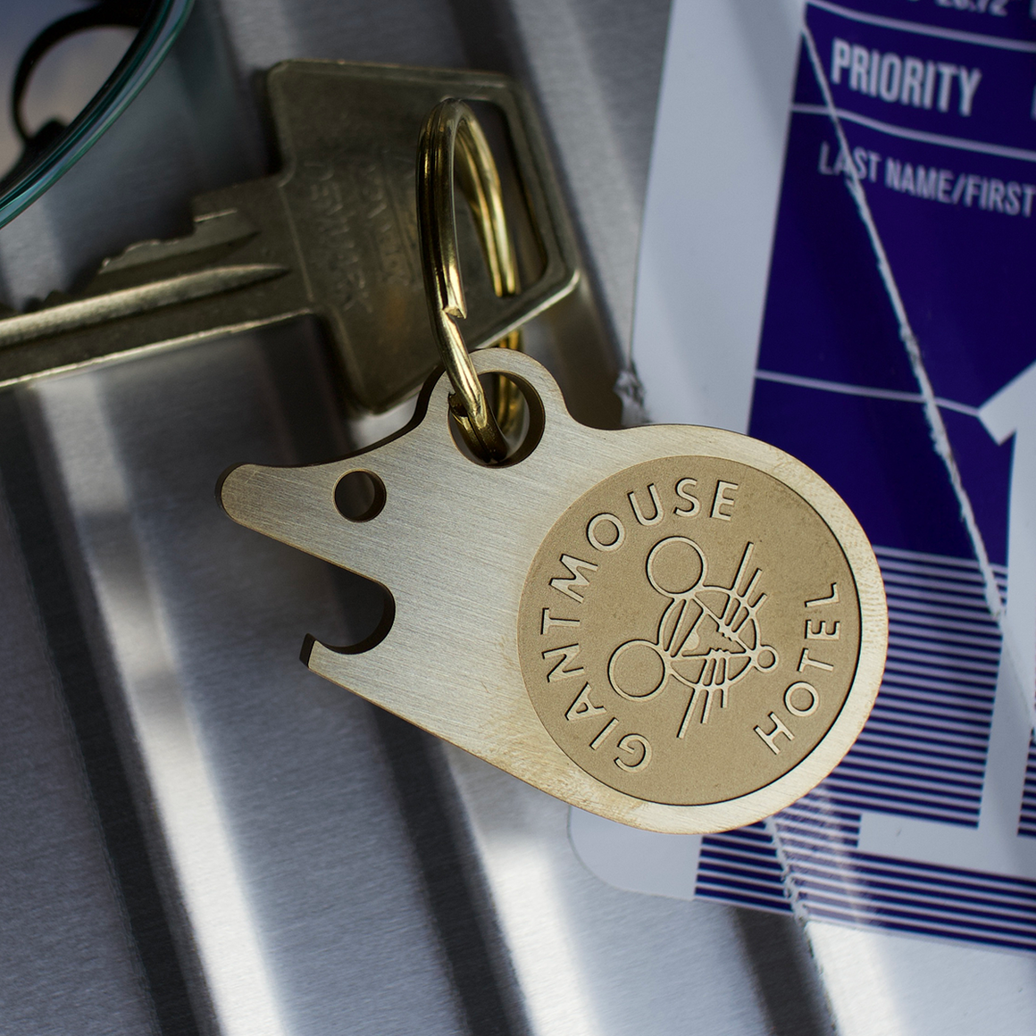 KeyFobSquare1_1160x GiantMouse Schlüsselanhänger Hotel FOB / Bottle Opener