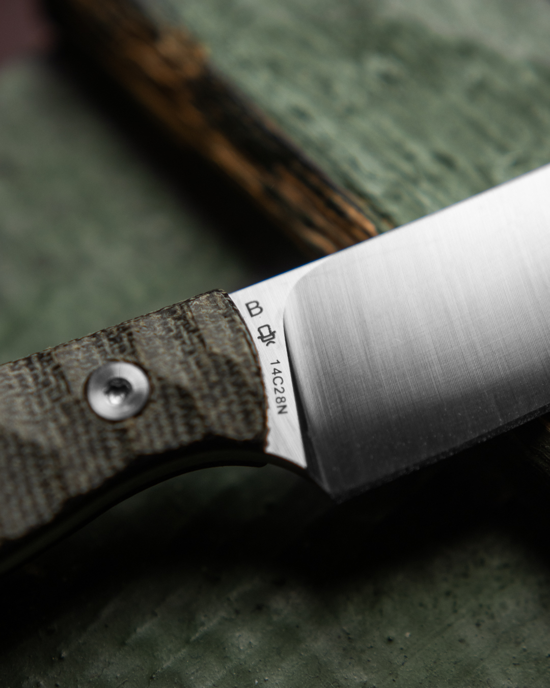 Bestech Knives Heidi Blacksmith 3 – Detailaufnahme Klinge aus 14C28N Stahl mit Micarta-Griff