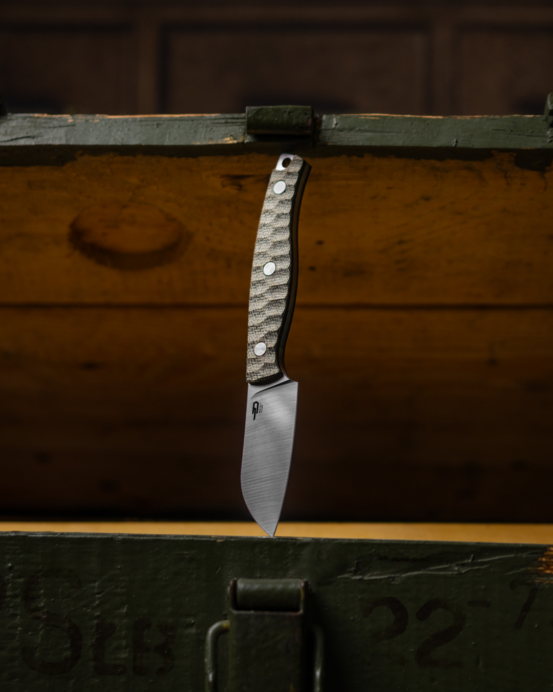 Bestech Knives Heidi Blacksmith 3 – Feststehmesser mit Micarta-Griff an militärischer Munitionskiste