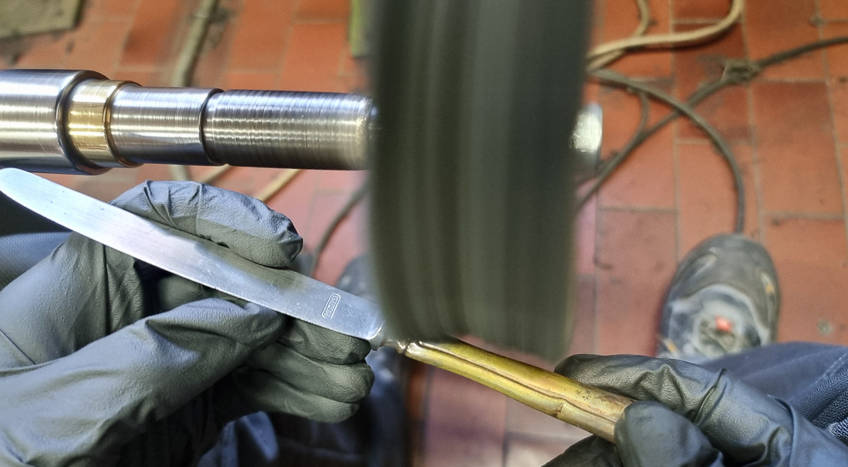 Silbermesser wird poliert