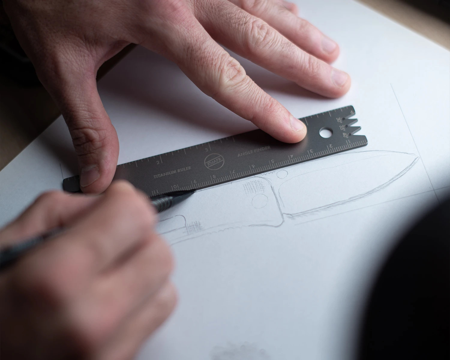 RulerDrawingLifestyle_Web_3_1024x1024_2x Knafs Titanium Ruler und Knife Angle Finder