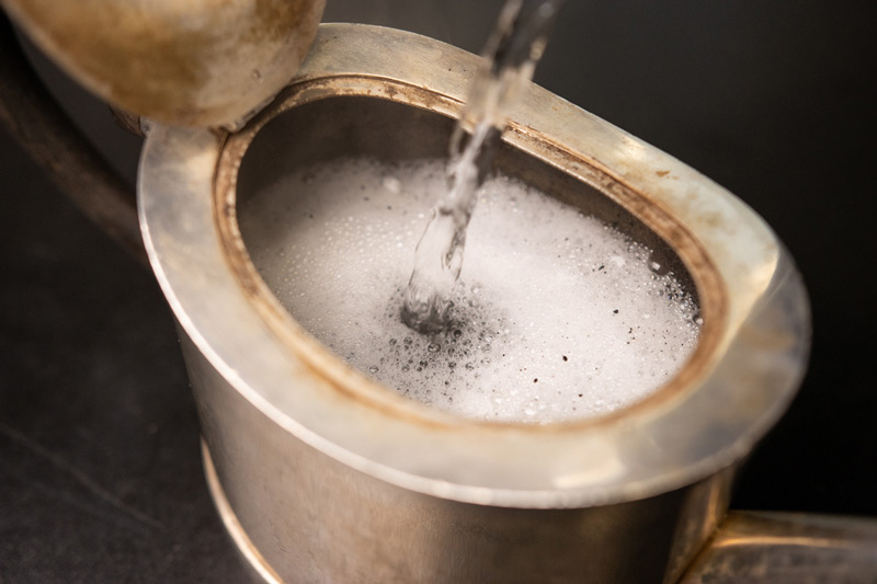 Eine leichte Reinigung der Teekanne dauert nicht lange Teekanne wird zur Reinigung mit Wasser gefüllt
