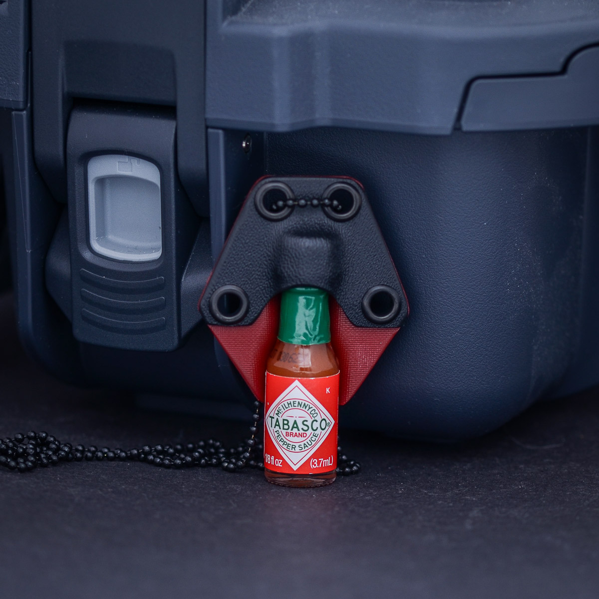 Bastinelli Hot Sauce Kydex Sheath Essen, Ketchup