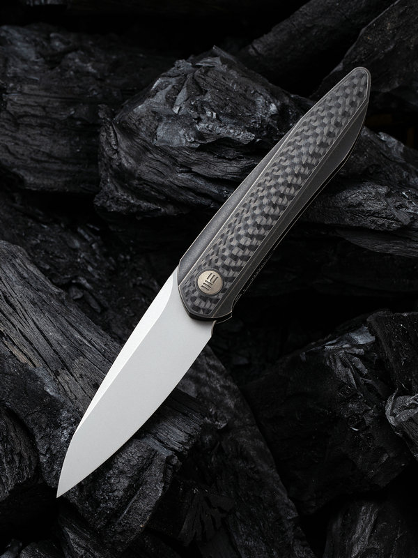 WE Knife Black Void Opus Titan (Bronze) mit Twill Carbon Inlay - Chisel Grind