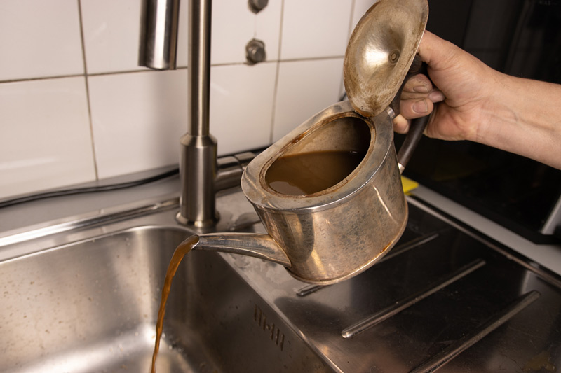 Das Reinigen der Teekanne lohnt sich Gereinigte Teekanne wird entleert