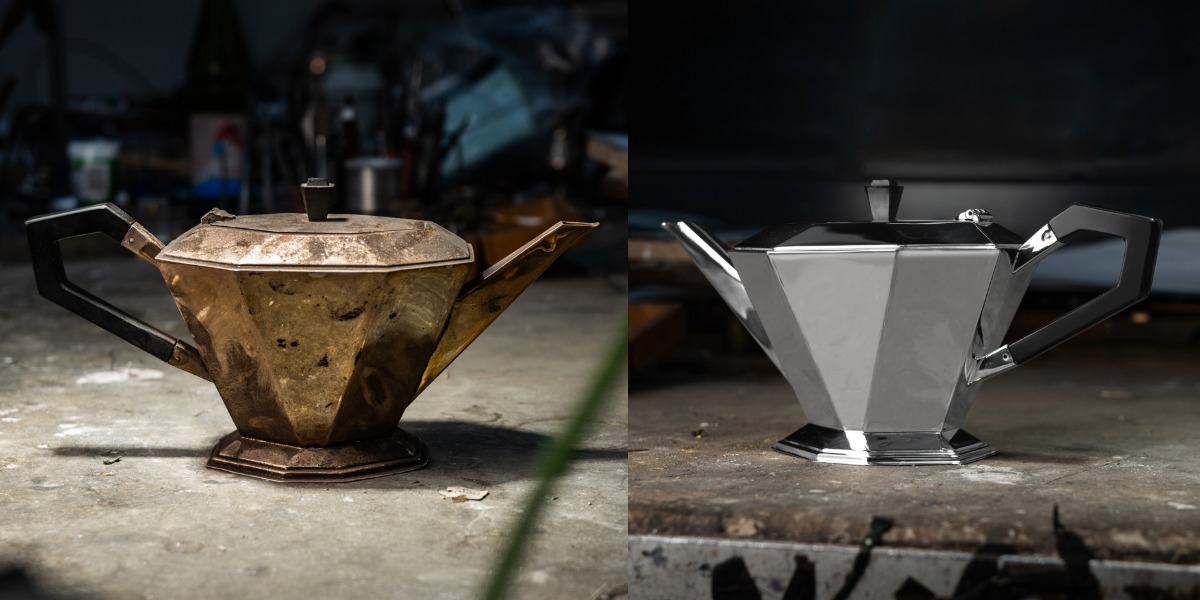 Zwei Teekannen nebeneinander: Auf der linken Seite eine angelaufene Silberkanne, die neuversilbert wurde und auf der rechten Seite wieder gänzt