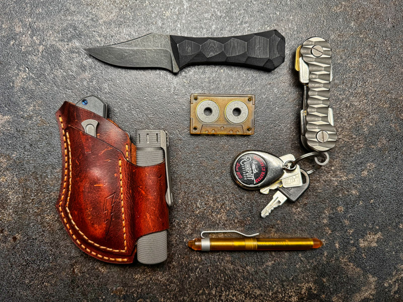 EDC-Flatlay von Ruhrpott Outdoor mit Messer, Multitool, Schl&uuml;sselbund und Ruhrpott-Outdoor-Tuch